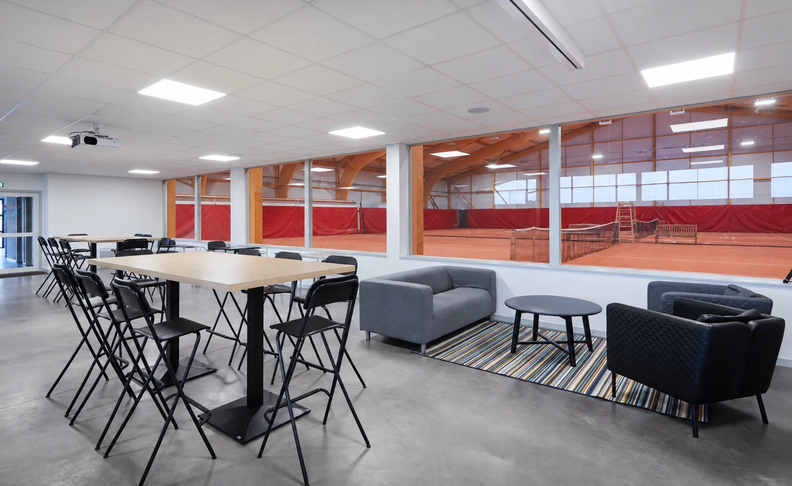Un salon au bord des courts