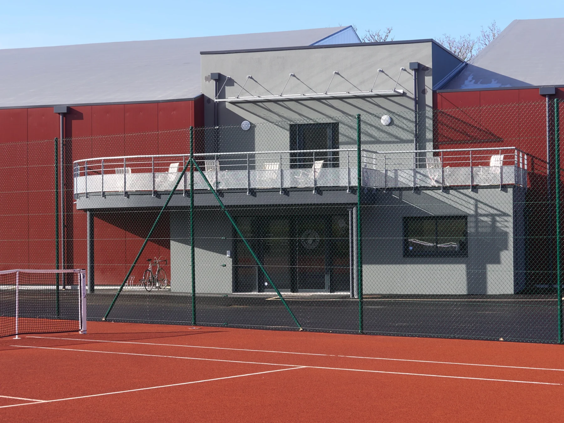 Bâtiment et terrasse du club
