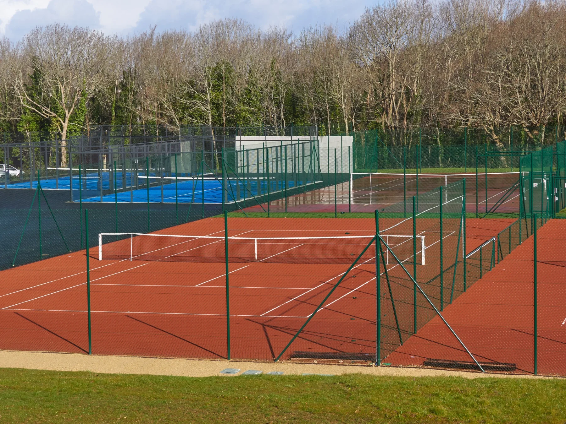 Vue des courts de tennis et de padel extérieurs