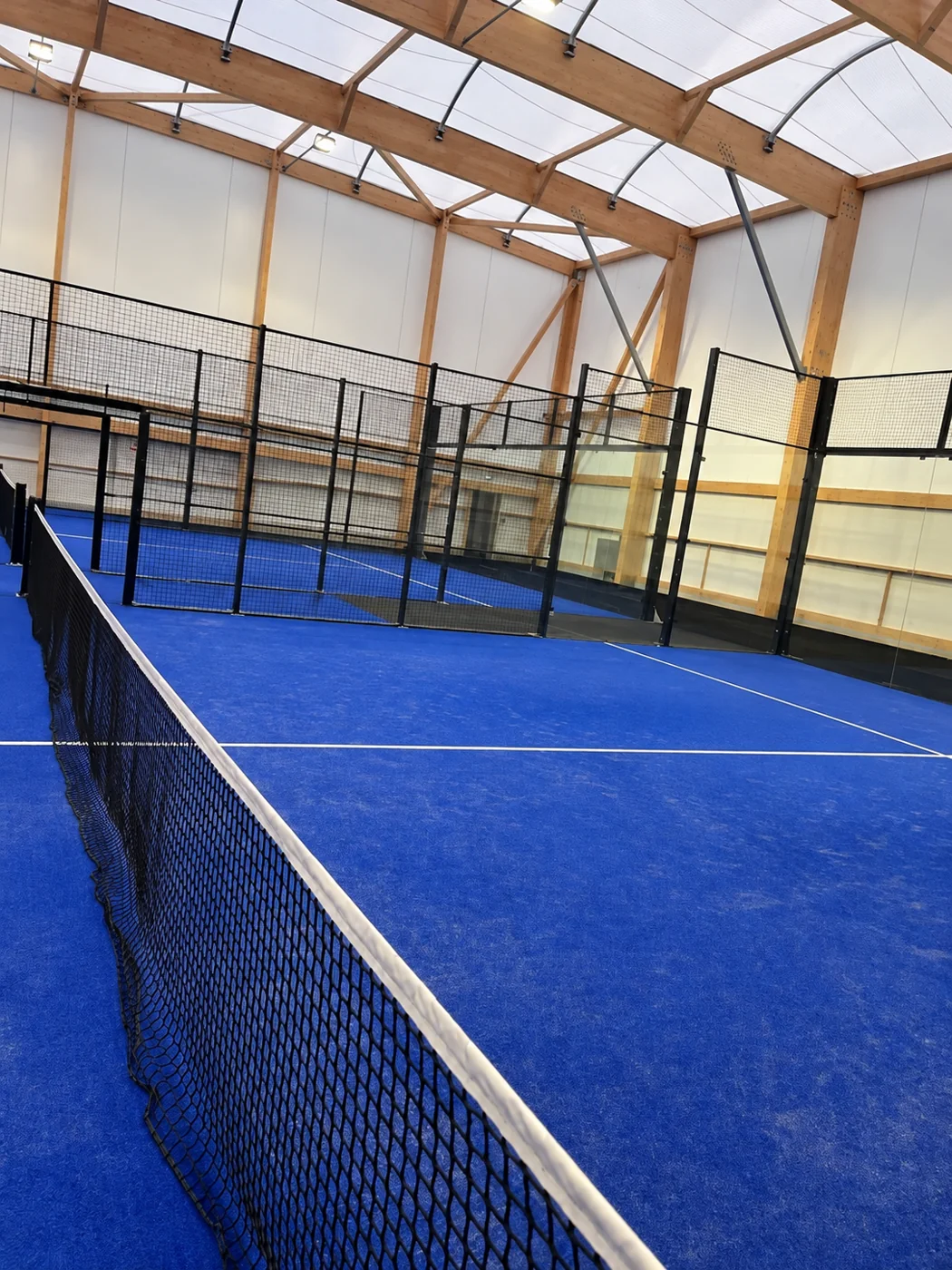 Vue d’ensemble des pistes de padel couvertes