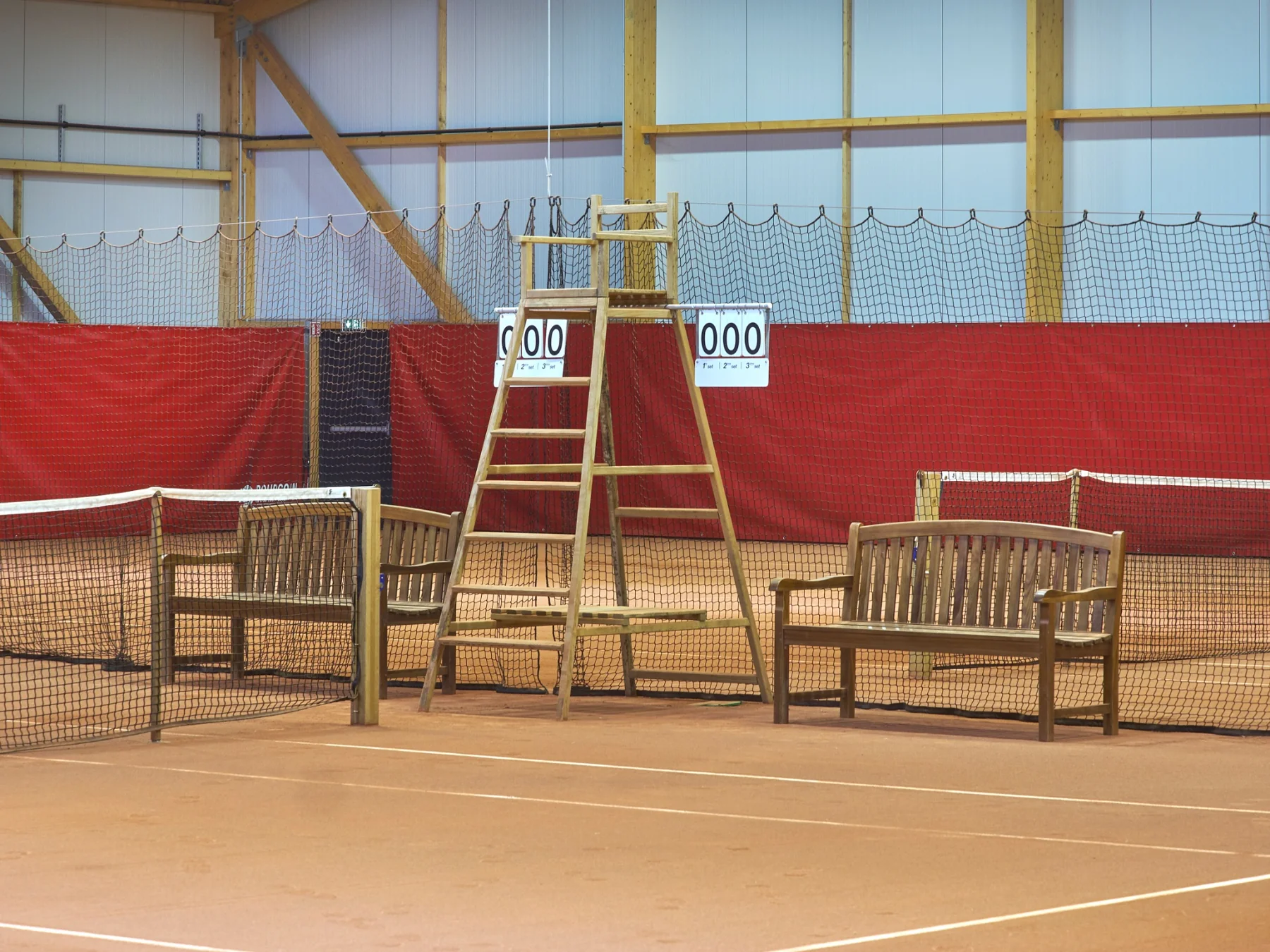 Filet et chaise d’arbitre sur un court en terre battue