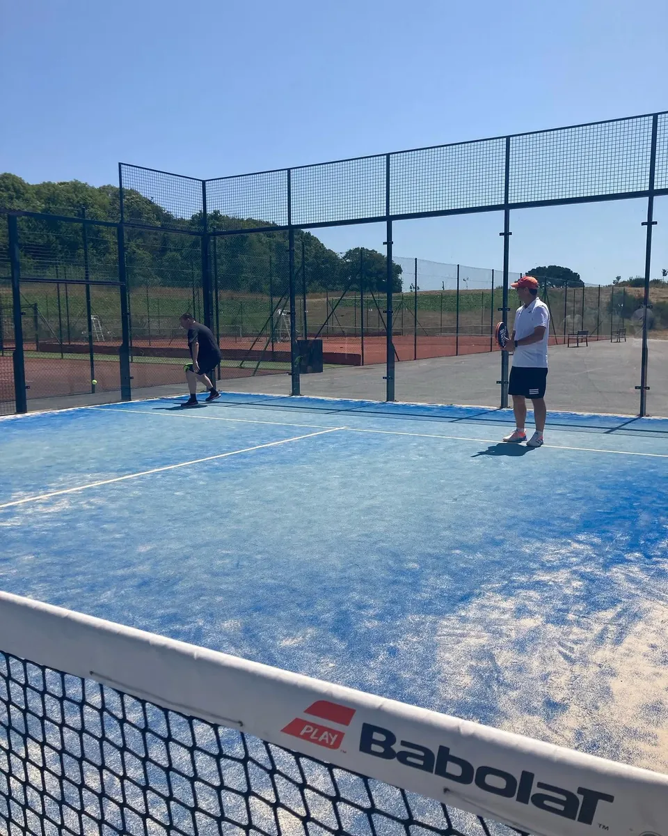 Joueurs de padel sur un court extérieur du club