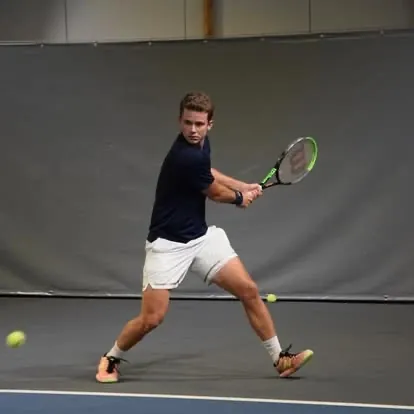 Joueur de tennis du club pendant un match