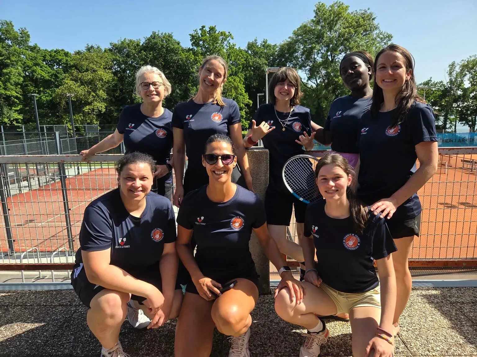 Groupe de joueuses de tennis sur les courts extérieurs du TPC