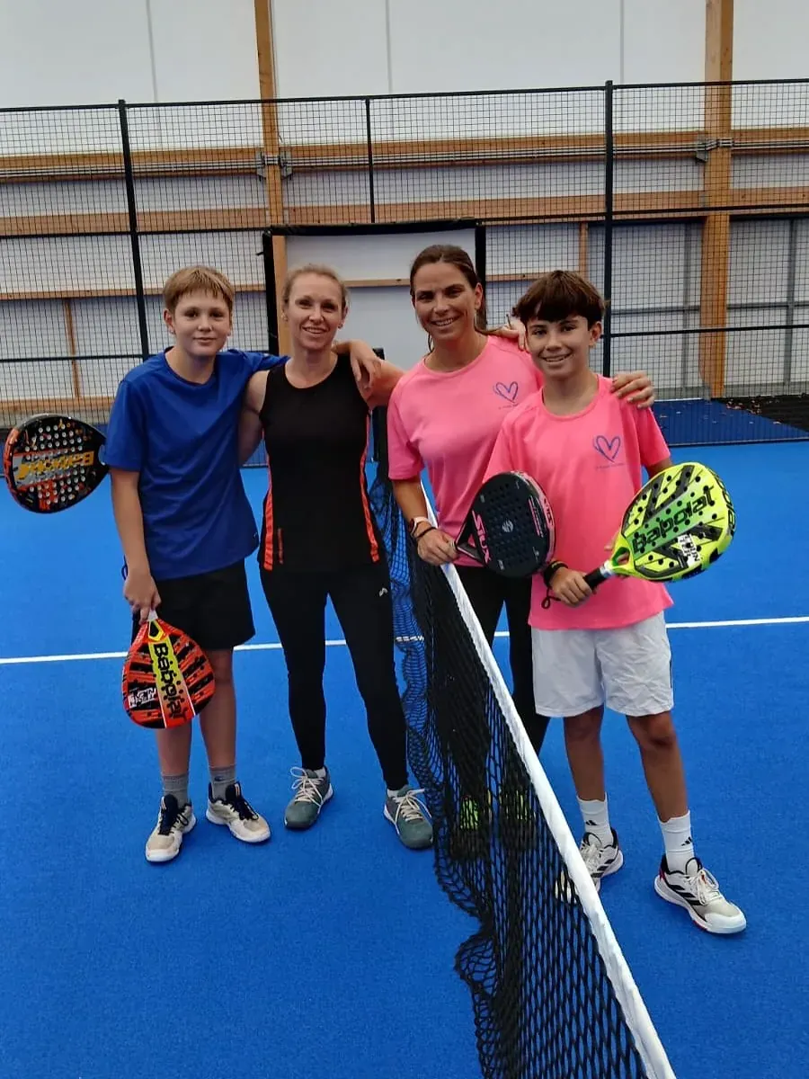Groupe de joueuses sur une piste de padel couverte