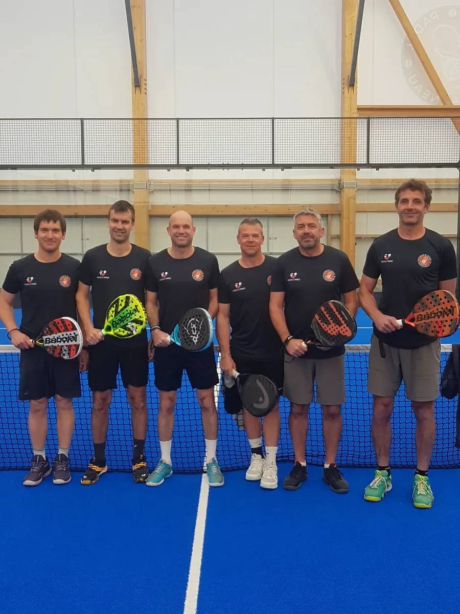 Groupe de joueurs de padel au club