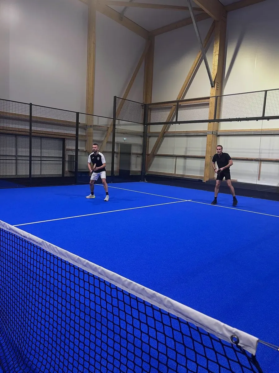 Une partie de padel sur les courts couverts
