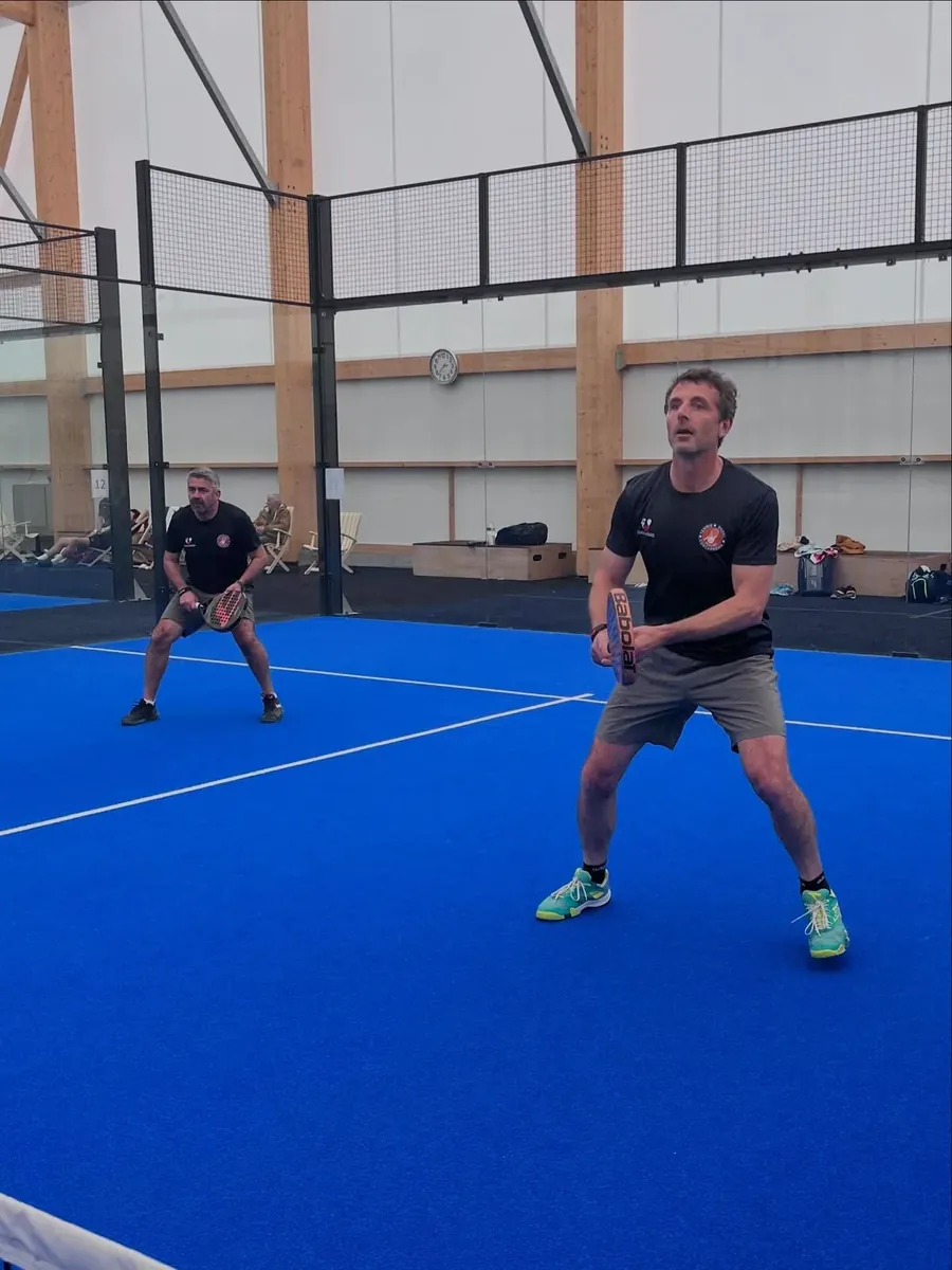 Joueurs de padel en action sur une piste couverte