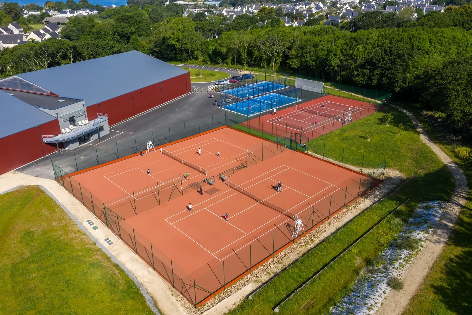 Vue aérienne des courts de tennis, des pistes de padel et des bâtiments du TPC