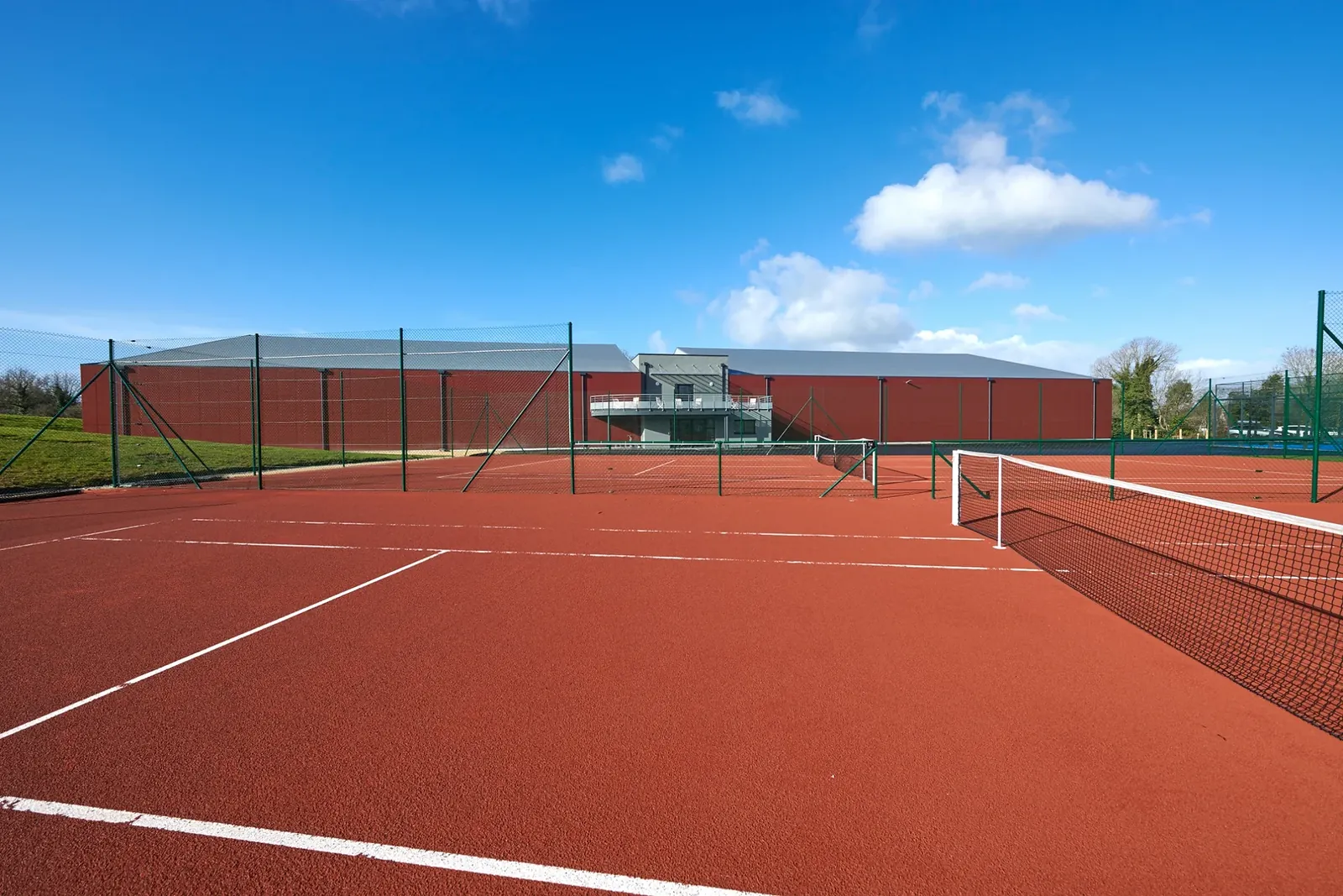 Courts de tennis extérieurs devant le club-house du TPC